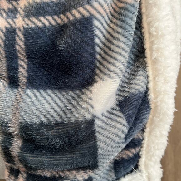 Ultra Plush Blue And Gray Plaid Throw - NWT - Picture 2 of 5